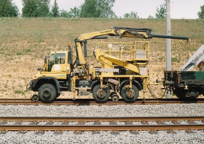 2-Wege-Unimog im Fahrleitungsbau.