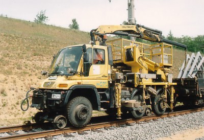 2-Wege-Unimog im Fahrleitungsbau.