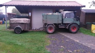 Holzlieferung mit Unimog plus Anhänger