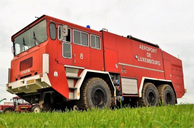 das ist der FAUN, So wie er da steht ist es einer von zwei gebauten , der andere ist noch in Brüssel auf dem Flughafen, da sind wir noch hintendran her. <br />Ein paar Daten:<br />Front und Heckmotor je ein Deutz F8L514 Biturbo und Ladeluftkühler mit je 320PS. Wasserpumpe bringt 4800l/min bei Spitze 110m. 9000l wasser, 1000l schaummittel.