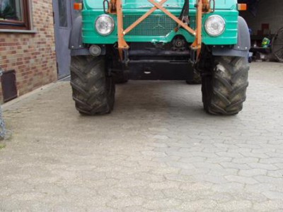 Unimog mit 365 Reifen 005 (Copy).JPG