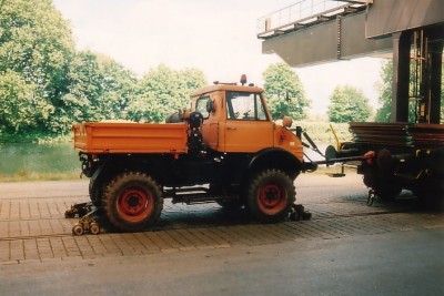 2-Wege-Unimog U406, im Hintergrund der Nordhafen