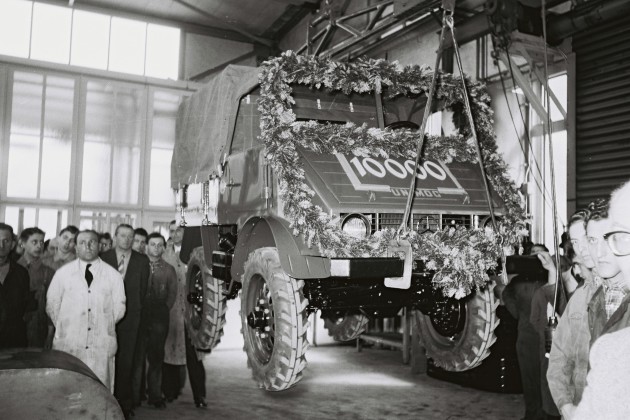 Der 10.000. Gaggenauer Unimog wird mit dem Kran auf den Rollenprüfstand gehoben.