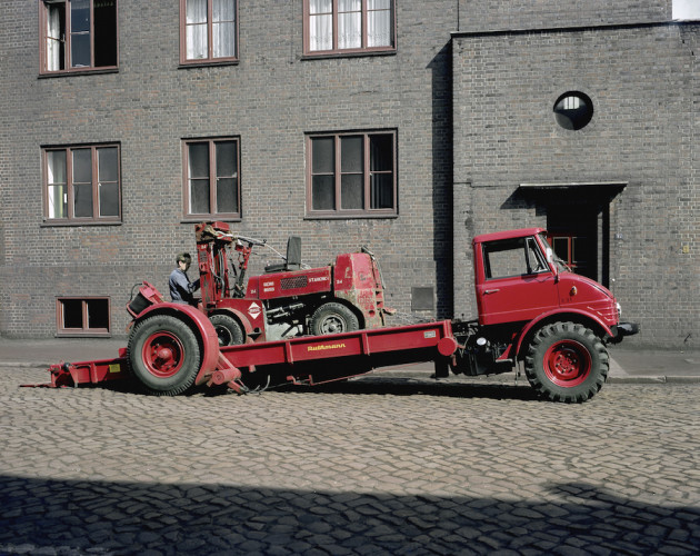 Unimog Baureihe 416 Triebkopf mit Ruthmann Schräghubwagenaufbau beim Transport eines Gabelstaplers