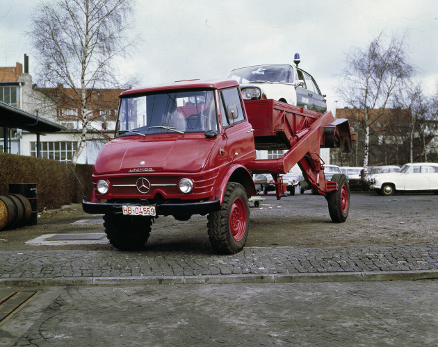 Unimog Baureihe 416 Triebkopf mit Ruthmann Hubwagenaufbau, bei maximaler Erhöhung