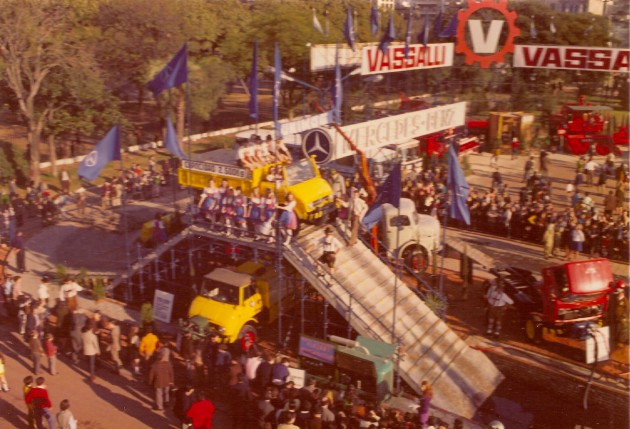 Der Unimog-Parcours auf der Messe RURAL in Buenos Aires 1970 - El UNIMOG 426 en el circuito de pruebas en la RURAL 1970