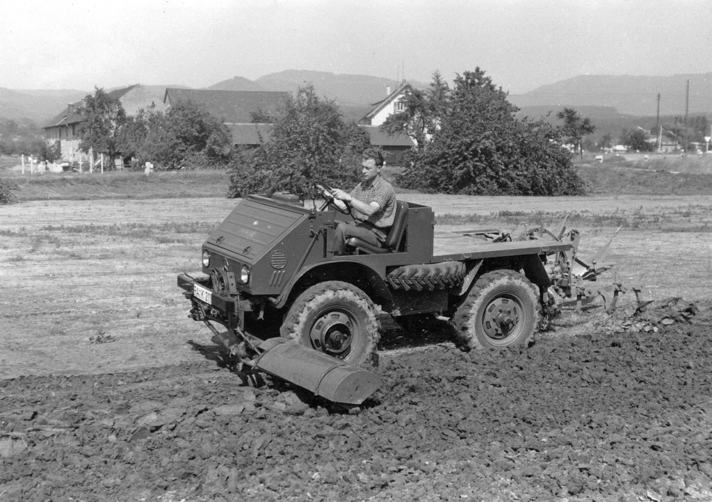 Unimog U30, Baureihe 411 mit Bodenfräse und Pflug bei der Bodenbearbeitung