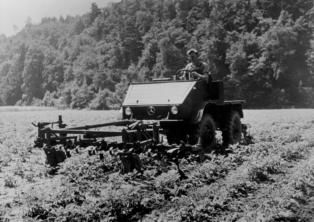 Unimog U30, Baureihe 411 mit Fronthackgerät