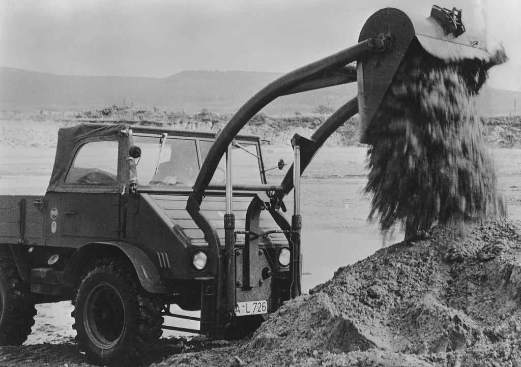 Unimog Baureihe 411 mit Schmidt/Baas Frontlader beim Umschlag von Schüttgut