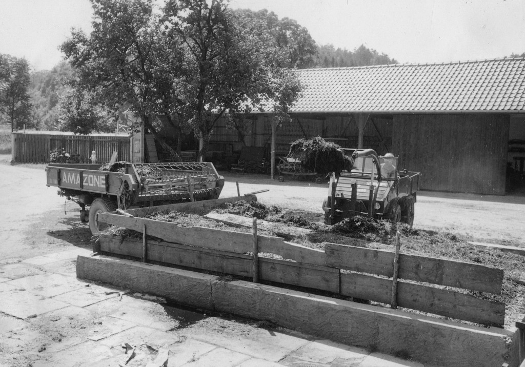 Unimog U30, Baureihe 411 mit Schmidt/Baas Frontlader beim Dungladen