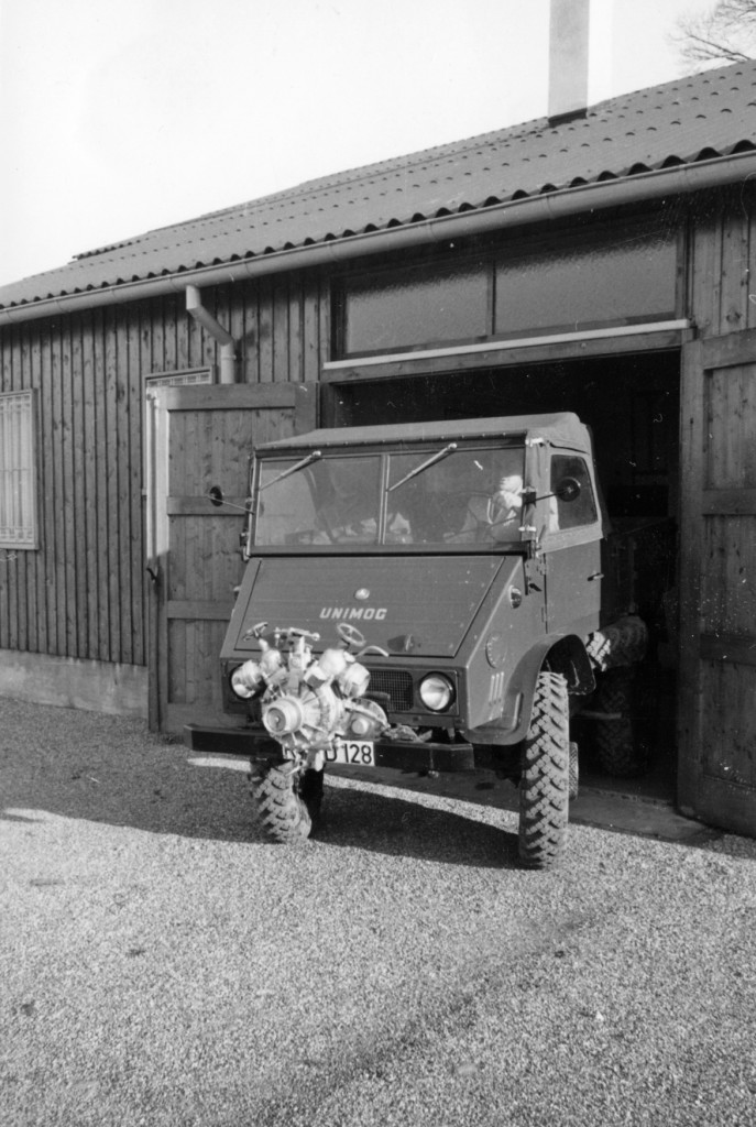 Unimog Baureihe 411 mit Feuerlöschkreiselpumpe im Frontanbau