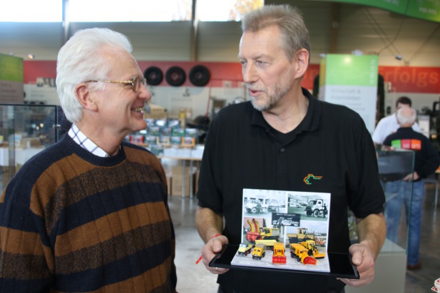 Hans-Rüdiger Endres und Hans Brammer mit den Unimog-Modellen in Berlin