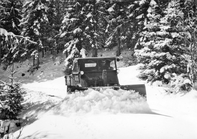 Unimog U25, Baureihe2010 mit Schneepflug im Winterdienst