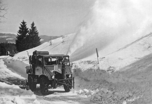 Unimog U25, Baureihe 401 mit Schmidt Schneefräse und Aufbaumotor