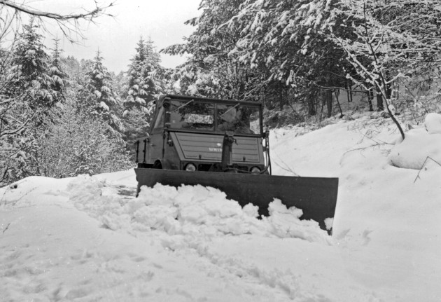 Unimog U25, Baureihe 401 mit Schneepflug im Winterdienst