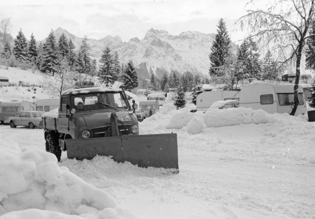 Unimog Baureihe mit Schneepflug im Winterdienst