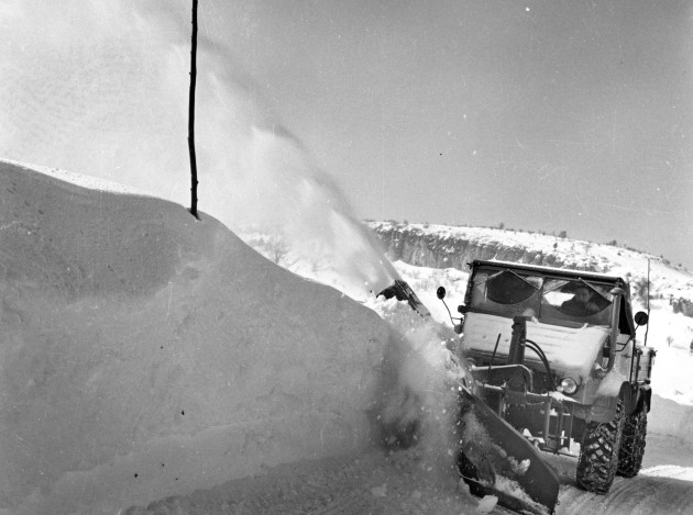 Unimog Baureihe 411 mit Schmidt Schneeschleuder mit Pflugzuführung