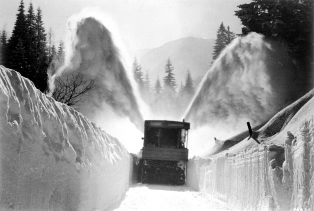 Unimog Baureihe 411 mit Schmidt Schneefräse beim Räumen einer Gasse