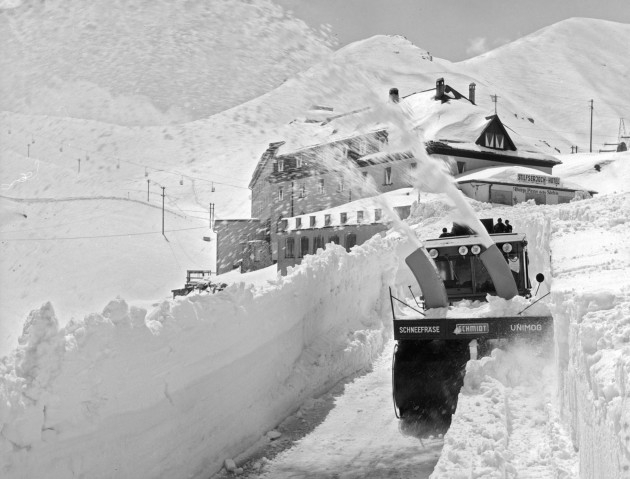 Unimog Baureihe 411 mit Schmidt Schneefräse und Aufbaumotor bei Räumarbeiten am Stilfserjoch