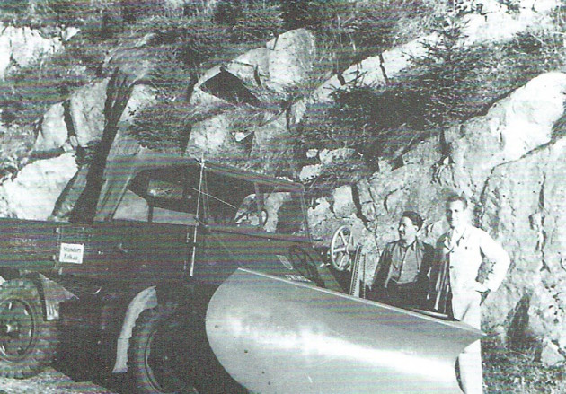 Alfred Hitz und Alfred Schmidt mit dem ersten Schneepflug an einem Boehringer-Unimog.