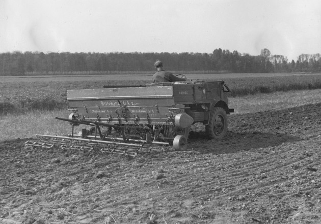 Unimog U25, Baureihe 2010 mit Sägerät und Egger