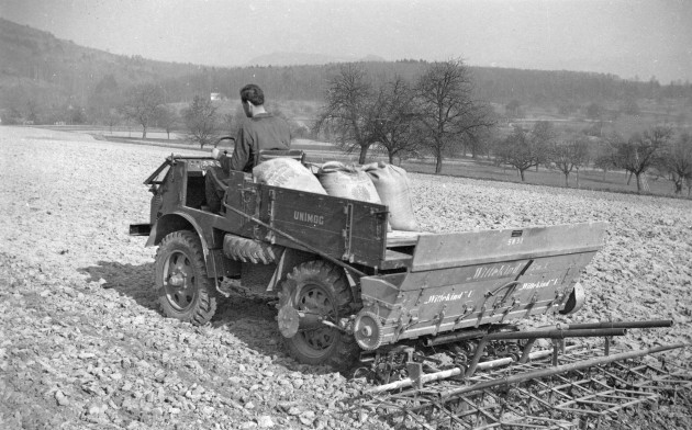 Unimog U25, Baureihe 2010 mit Sägerät und Egge