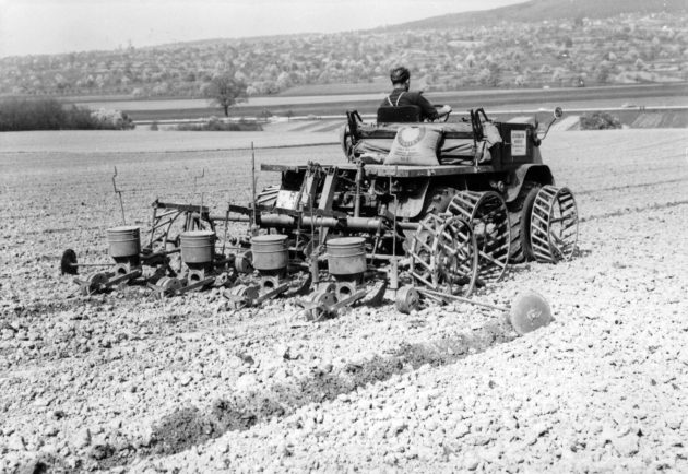 Unimog Baureihe 411 mit Gitterrädern und Säkombinmation bei der Bodenbearbeitung