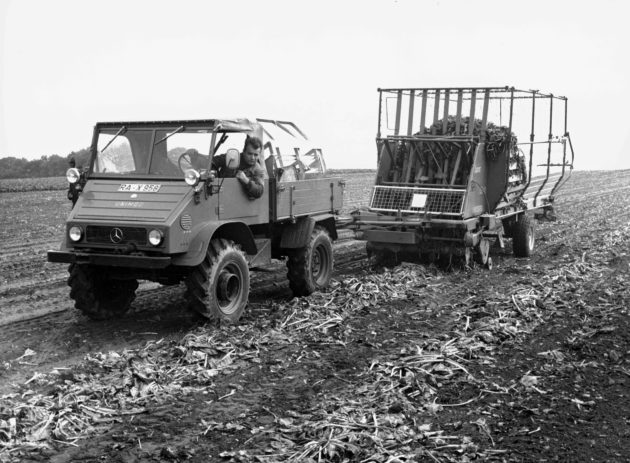 Unimog Baureihe 411 mit Ladewagen