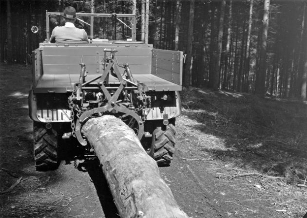 Unimog Baureihe 411 Rücken von Stammholz mit Hilfe eine Rückezange am Heckkraftheber