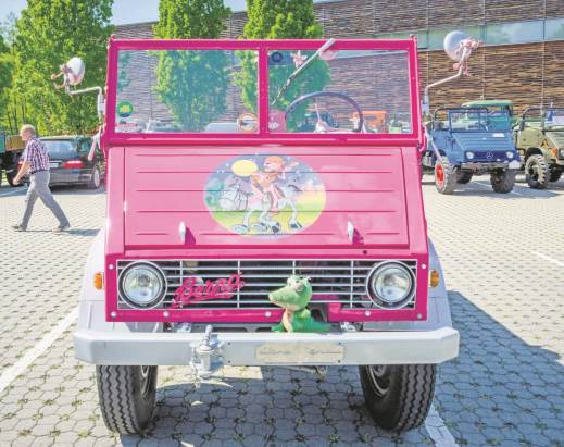 Bernadette Grob aus der Schweiz kommt mit ihrem exotisch anmutenden 411er Pink Panter (Baujahr 1952) zur Geburtstagsparty - Foto: Hegmann