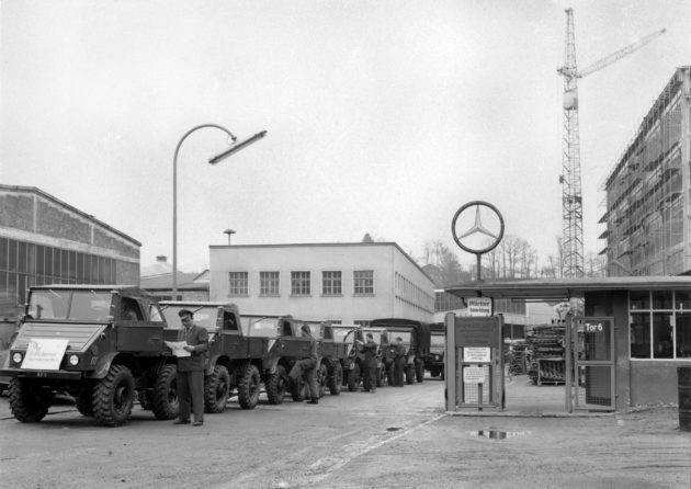 Unimog U30, Baureihe 411 (im Vordergrund) und Unimog S der Baureihe 404.1 verlassen das Werksgelände in Gaggenau