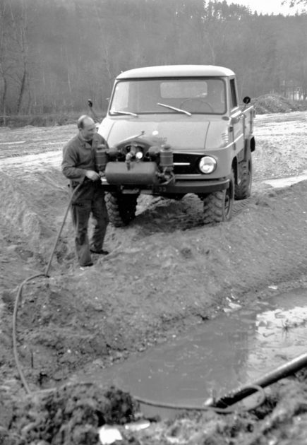 Unimog Baureihe 411 mit Vorbaukompressor zum Antrieb von Druckluftwerkzeugen und Geräten