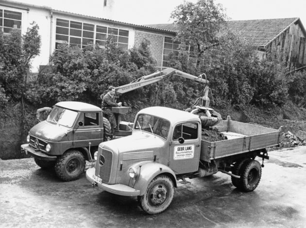 Unimog Baureihe 411 mit Klaus Aufbaulader beim Beladen einen LAK 321 Kippers