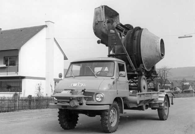 Baureihe 411, Triebkopfversion mit Ruthmann Schräghubwagenaufbau beim Transport einer Betonmischmaschine