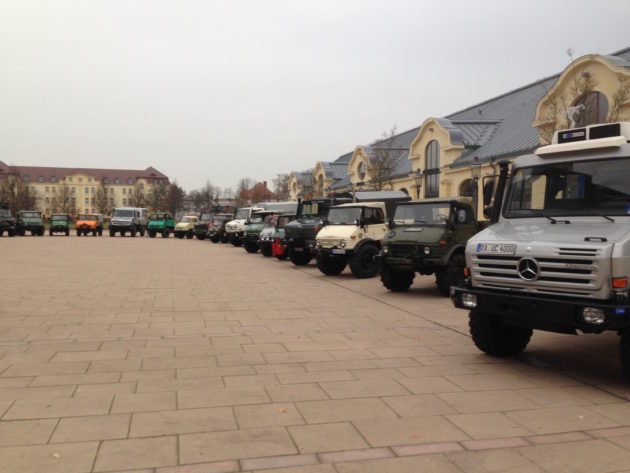 Unimog-Parade vor der historischen Reithalle in Rastatt anlässlich der Mitgliederversammlung