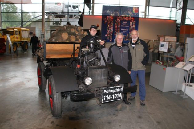 Tobias und Peter Winkler sowie Carl-Heinz Vogler mit dem Nachbau des Prototypen U 1