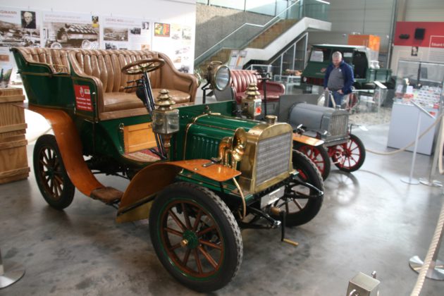 Von 1902 stammt dieser wunderschöne Bergmann-Wagen - dahinter der Liliput