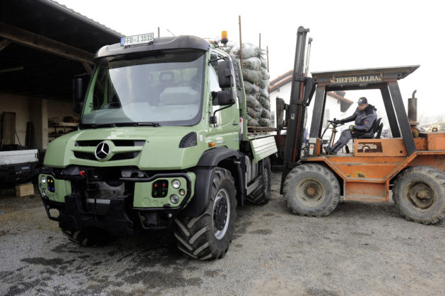 Beladung des Unimog U 430 samt Anhänger am Standort Windorf bei Passau. ; Loading up the Unimog U 430 and its trailer at the company's base in Windorf, near Passau.;