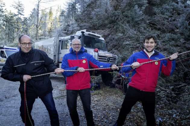 v.l.n.r.: Karsten Fuchs, Mercedes-Benz Unimog Marketing, Lutz Scherer, Geschäftsführer der Bergwacht Baden-Württemberg, David Hierholzer, Bergwacht Schwarzwald. // from left to right: Karsten Fuchs, Mercedes-Benz Unimog Marketing, Lutz Scherer, Managing Director of the Baden-Württemberg mountain rescue service, David Hierholzer, mountain rescue service Black Forest.