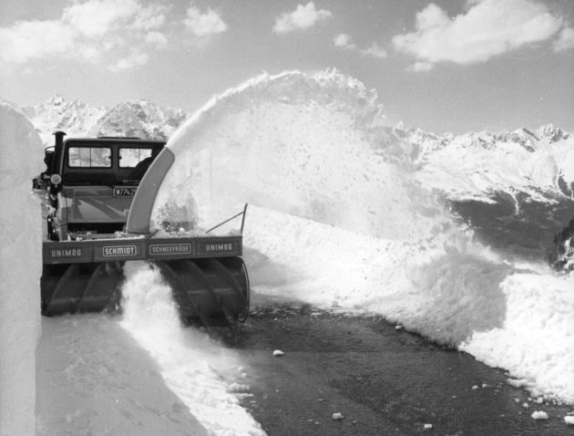 Unimog U1000, Baureihe 424 mit Schmidt Schneefräse im Winterdienst