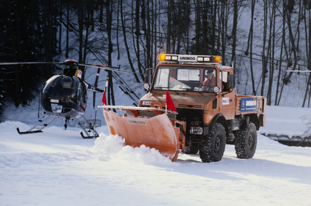 Unimog Baureihe 427 mit Schilcher Schneepflug und Behälterstreugerät im Winterdienst