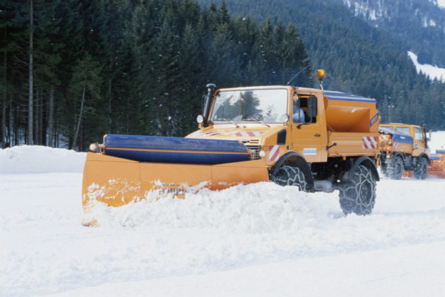 Unimog U1400, Baureihe 427 mit Schmidt Schneepflug und Silostreugerät im Winterdienst