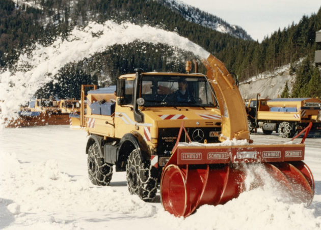 Unimog U1600, Baureihe 427 mit Schmidt Schneefräse und Feuchtsalzsilostreugerät im Winterdienst