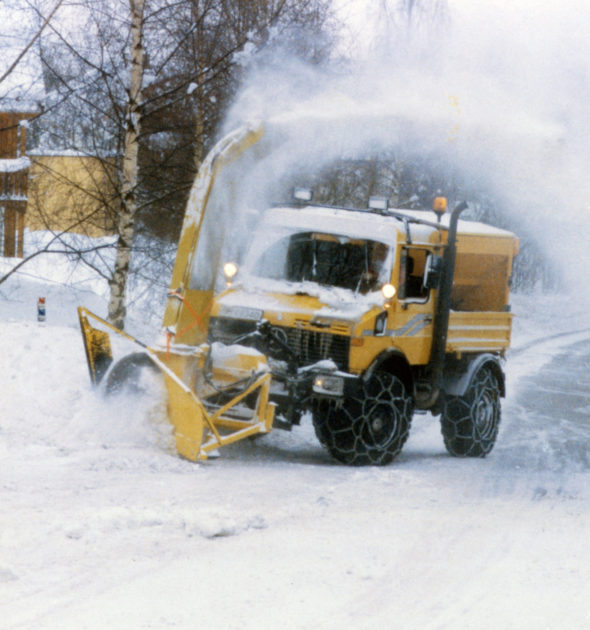 Unimog U1600, Baureihe 427 mit Schneeschleuder mit Pflugzuführung und Silostreugerät im Winterdienst