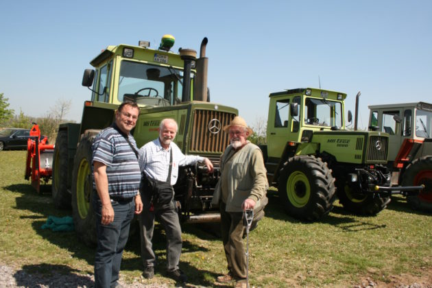 Die Spezialisten Roland Kaufmann, Karl Detlefsen und Gustav Krettenauer 2010 bei einem Treffen in Landau vor einem MB-trac 1800 intercooler; rechts daneben ein MB-trac 1000, das letzte in Gaggenau gebaute Modell. - Foto: Wessel