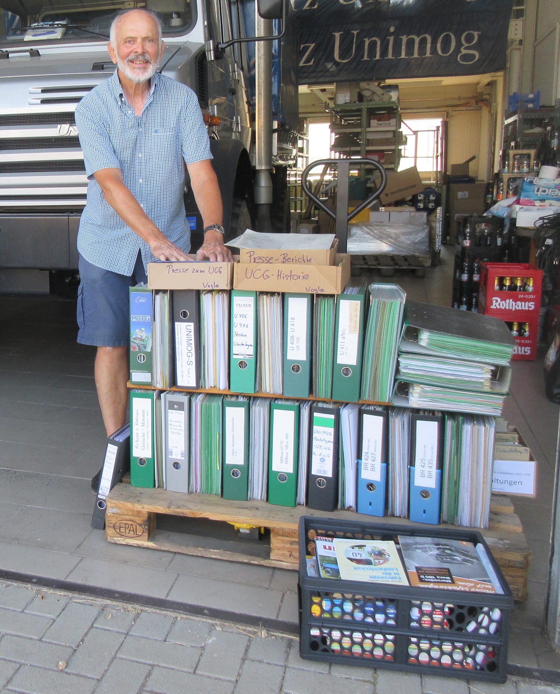 Carl Heinz Vogler bergibt sein Unimog und MB trac Archiv